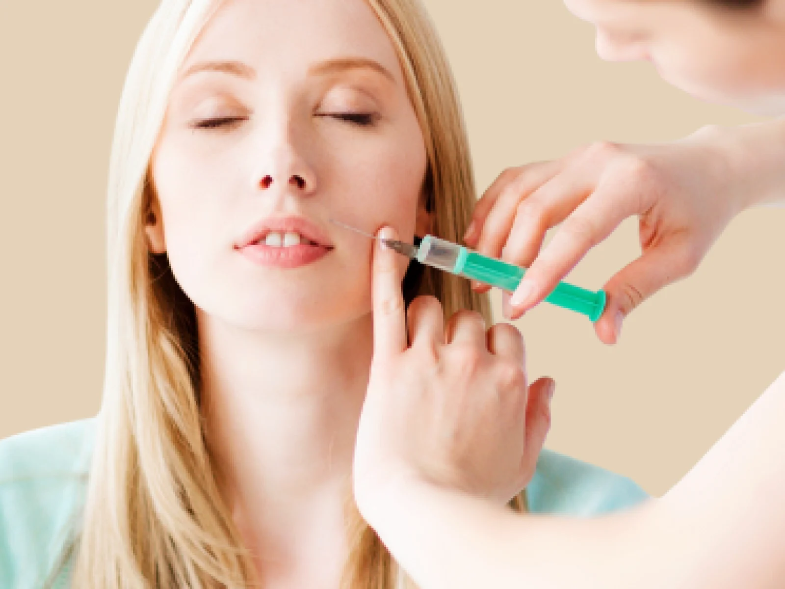 paciente loura recebendo botox no rosto